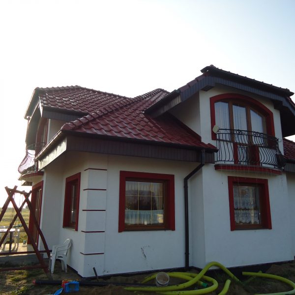 Realizacja z kasztanową dachówką Röben Monza Plus na klasycznym dachu dwuspadowym.